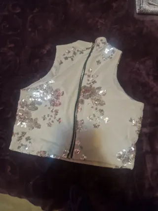 Traje joven blazer, blusa y falda beige con dorado