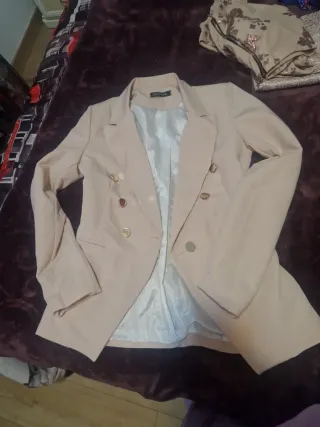 Traje joven blazer, blusa y falda beige con dorado