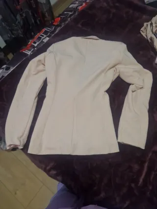 Traje joven blazer, blusa y falda beige con dorado