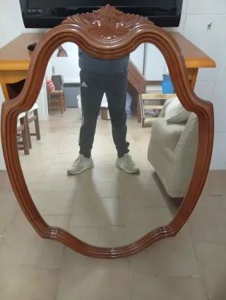 Espejo de madera con marco tallado
