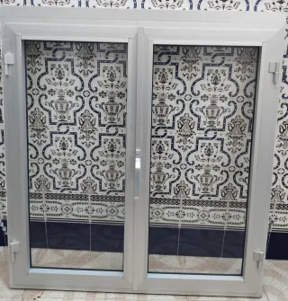 Ventana de aluminio gris.