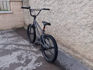 Bicicleta BMX gris