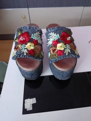 Sandalias con flores bordadas