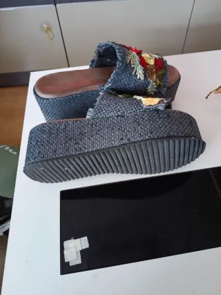 Sandalias con flores bordadas