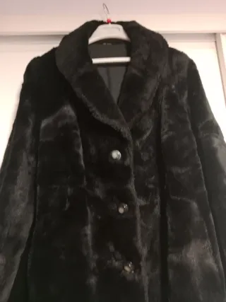 Abrigo pelo negro