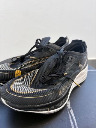Nike ZoomX Negro y Dorado