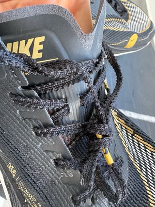 Nike ZoomX Negro y Dorado