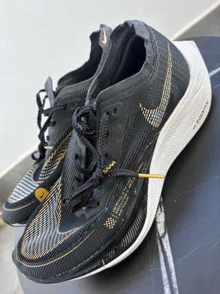 Nike ZoomX Negro y Dorado