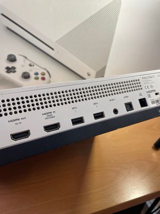 Xbox One S 1TB Blanca + UFC 4