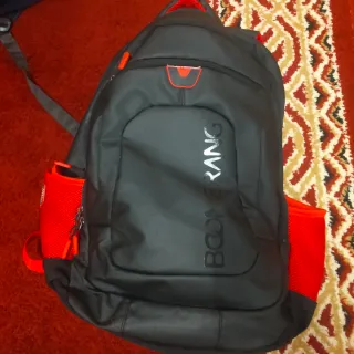 Mochila negra y roja