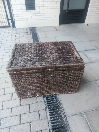 Baúl de mimbre marrón