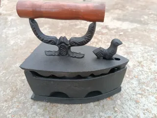 Plancha de carbón antigua decorativa