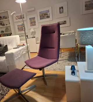 Silla de diseño morada con base de aspa