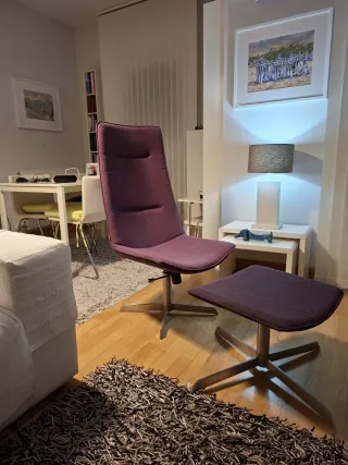 Silla de diseño morada con base de aspa