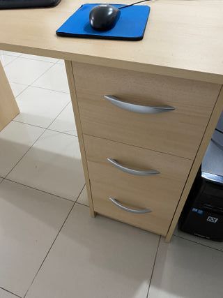 Escritorio con cajonera