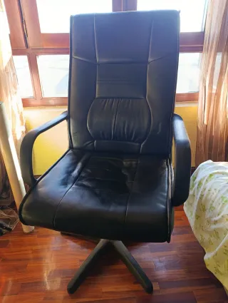 Silla de despacho negra, respaldo alto