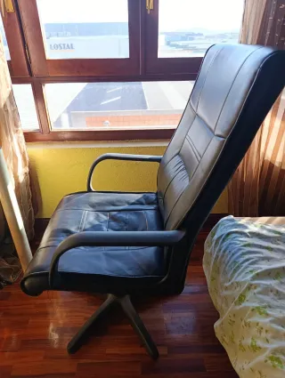 Silla de despacho negra, respaldo alto