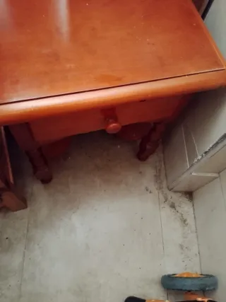 Mesa de noche de madera