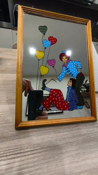 Specchio con cornice dorata e disegno clown