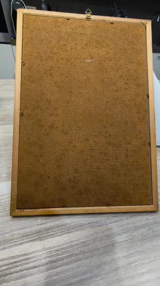 Specchio con cornice dorata e disegno clown