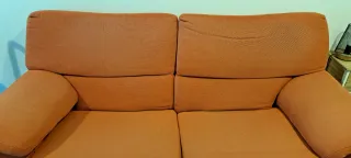 Sofá naranja de 2 plazas