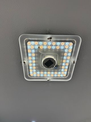 Lámpara LED moderna plateada y blanca