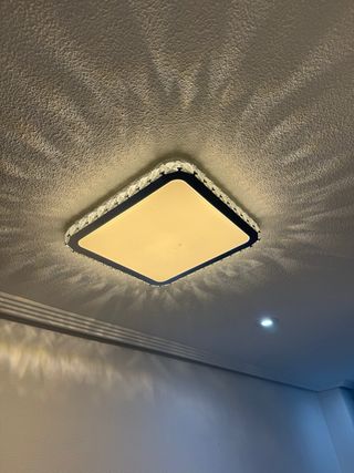 Lámpara LED moderna plateada y blanca