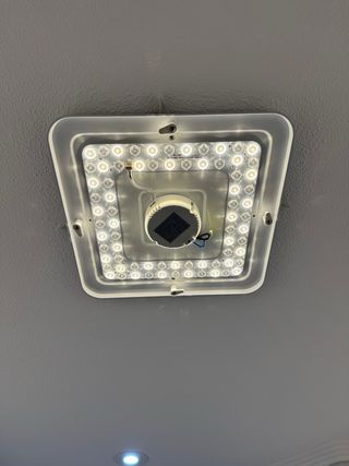 Lámpara LED moderna plateada y blanca