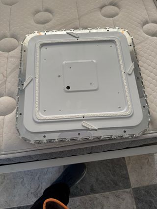 Lámpara LED moderna plateada y blanca