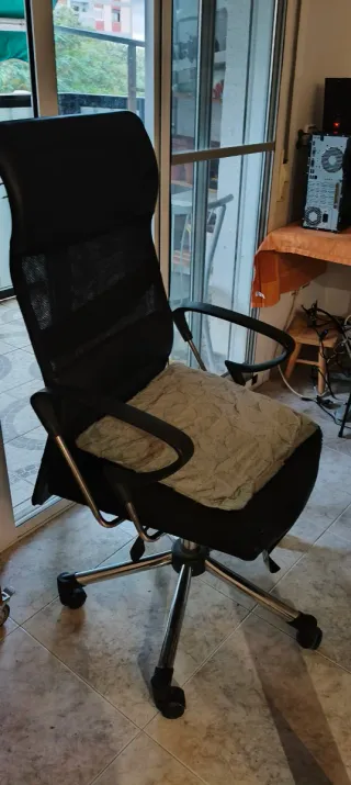 Silla de oficina ergonómica negra y plateada