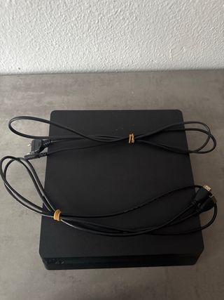 PS4 (Playstation 4) 500GB + 2 Mandos