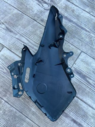 Tapa frontal izquierda Yamaha TMAX 560 2023