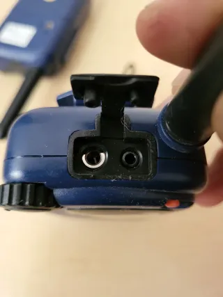 2 x Motorola Roaming Around 100 Walkie Talkies