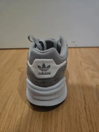 Tênis Adidas Cinza e Branco