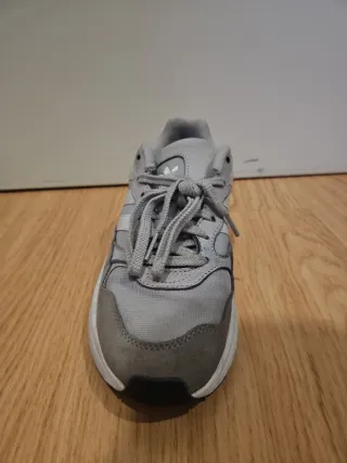 Tênis Adidas Cinza e Branco