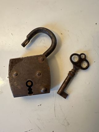 Candado antiguo de forja con llave