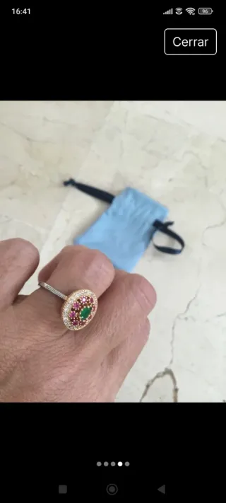 Anillo de tienda local con piedras