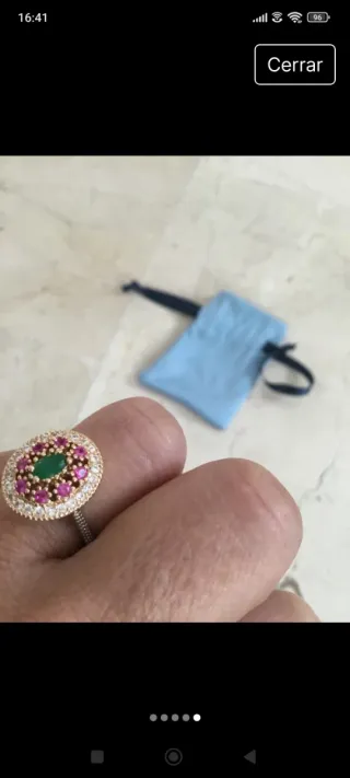 Anillo de tienda local con piedras