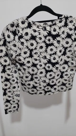 Camiseta Forever 21 floral manga larga