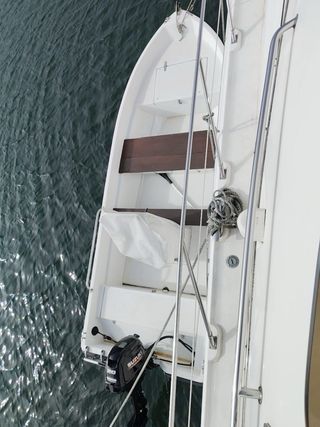 Bote blanco con asientos de madera