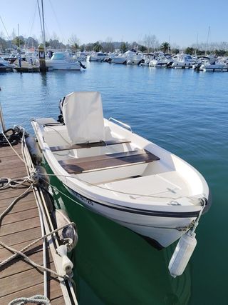 Bote blanco con asientos de madera