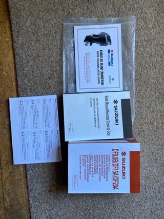 Bote blanco con asientos de madera