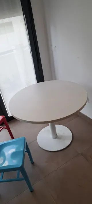 Mesa redonda con 3 sillas