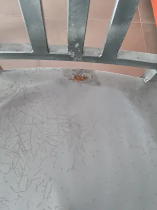 Mesa redonda con 3 sillas