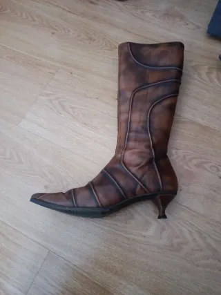 Botas de tacón marrón envejecido