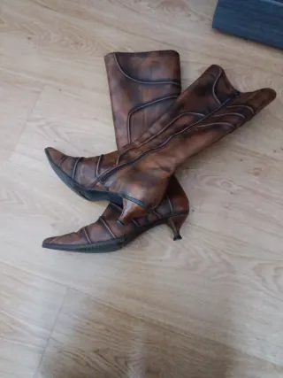 Botas de tacón marrón envejecido