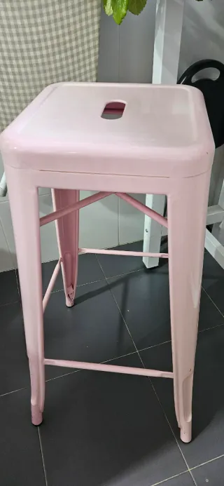 Taburetes de hierro amarillo y rosa.