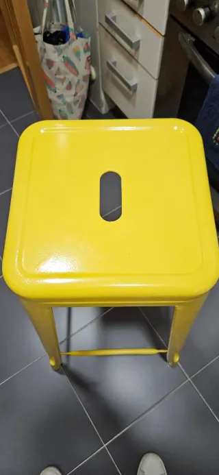 Taburetes de hierro amarillo y rosa.