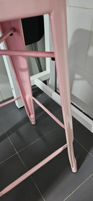 Taburetes de hierro amarillo y rosa.