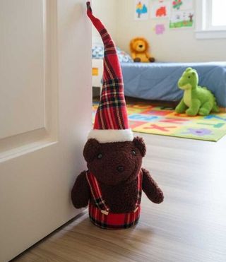 Orsetto marrone ferma porte a quadri